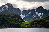 Le isole Lofoten Norvegia. L'Hurtigruten  Midnatsol esce dal Raftsundet per entrare nelle acque pi ampie davanti a Svolvaer. 
